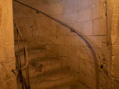 Da qui, attraverso un passaggio �segreto�, ci immettiamo in una sala l� dove una porticina permette l�ingresso nella torre. Ci ritroviamo cos� davanti a una scalinata a chiocciola di 88 gradini che porta sul tetto, posto a 34 metri di altezza